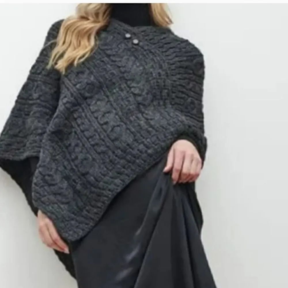 Kenar S/P Wool blend Gray, Cable knit poncho